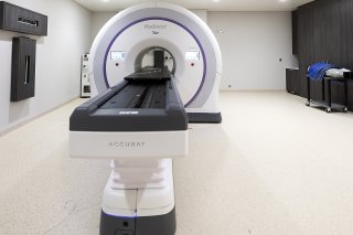 L'entreprise Accuray a inauguré mardi au sein du Genolier Innovation Hub un pôle qui vise à maximiser les promesses de la radiothérapie. KEYSTONE/CYRIL ZINGARO